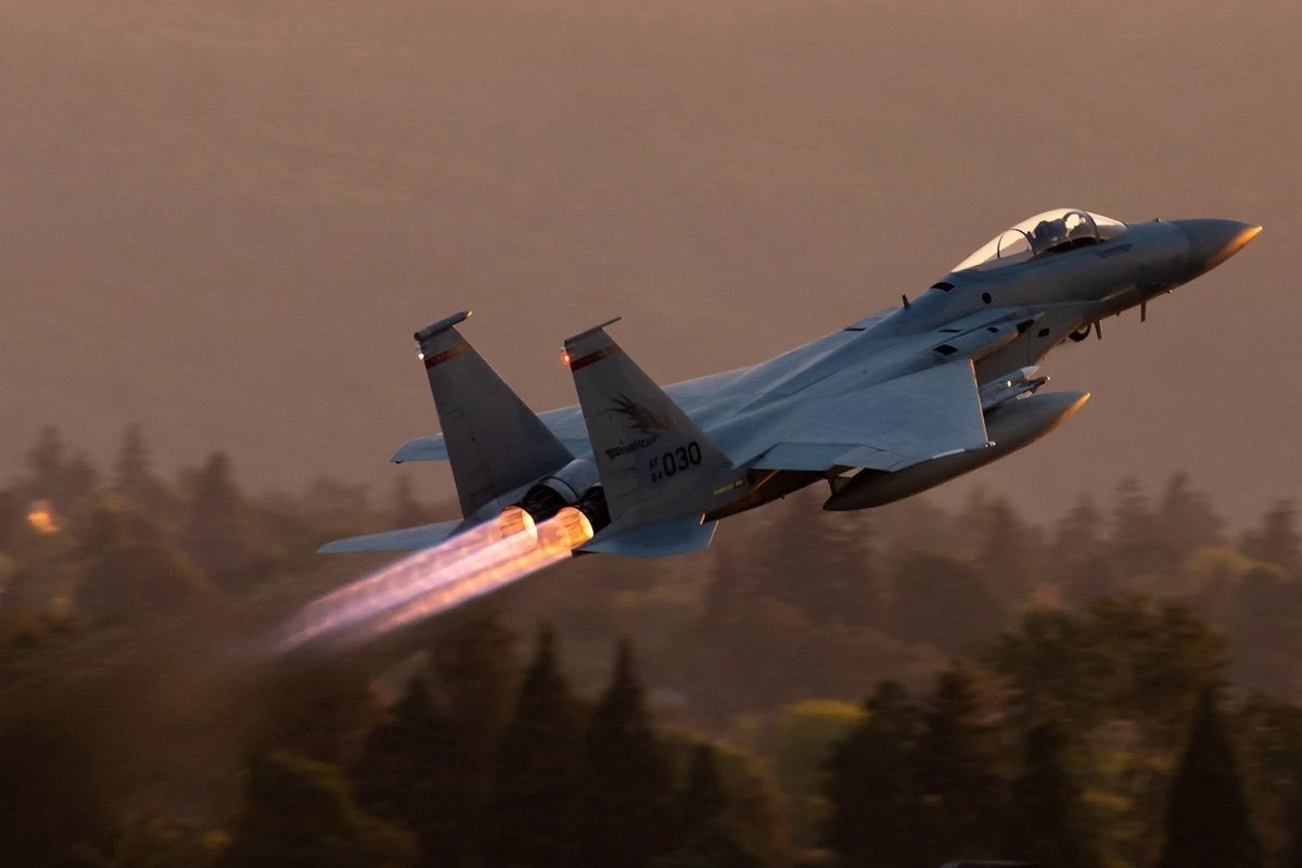 Συναγερμός: Απογειώθηκαν F-15 – Κλοπή αεροσκάφους – Συντριβή μετά από καταδίωξη – Βίντεο